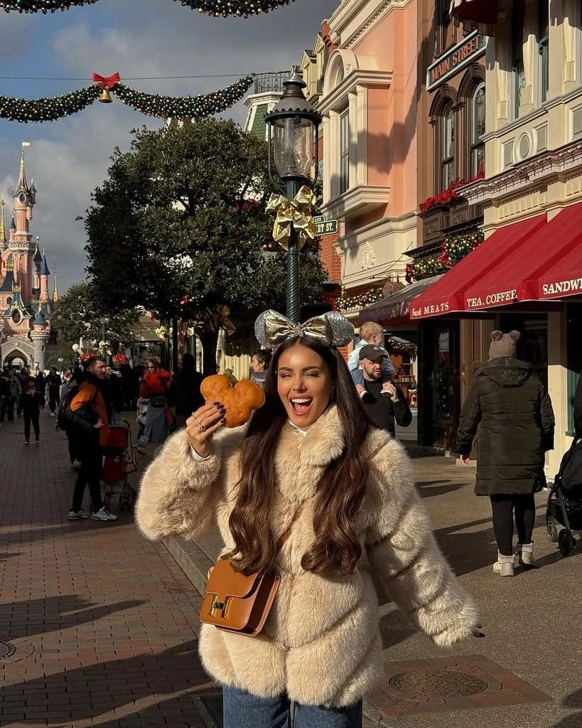 8- Cream Faux-Fur Coat with Blue Jeans