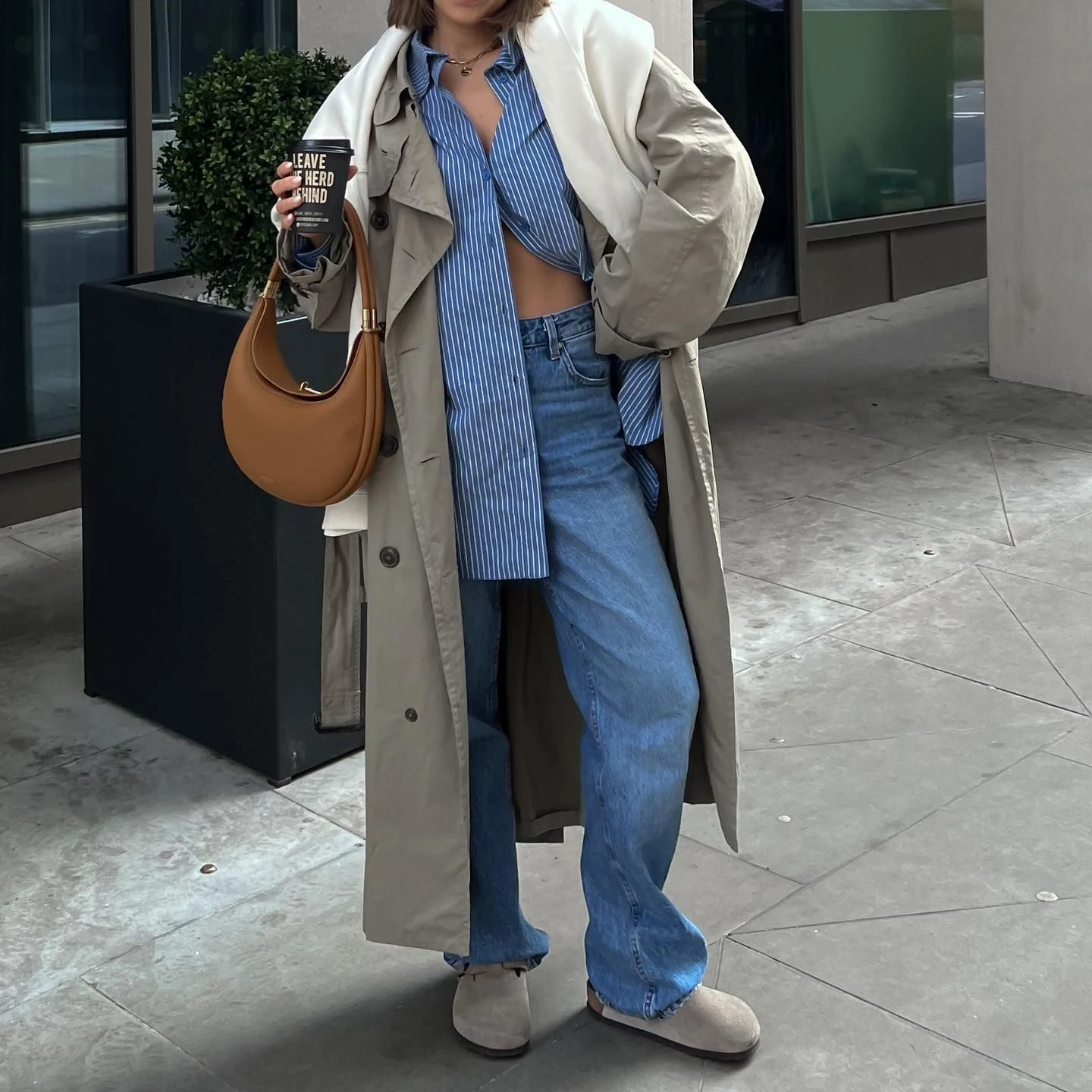 A relaxed jeans and Birkenstock Boston clog outfit styled for everyday wear.