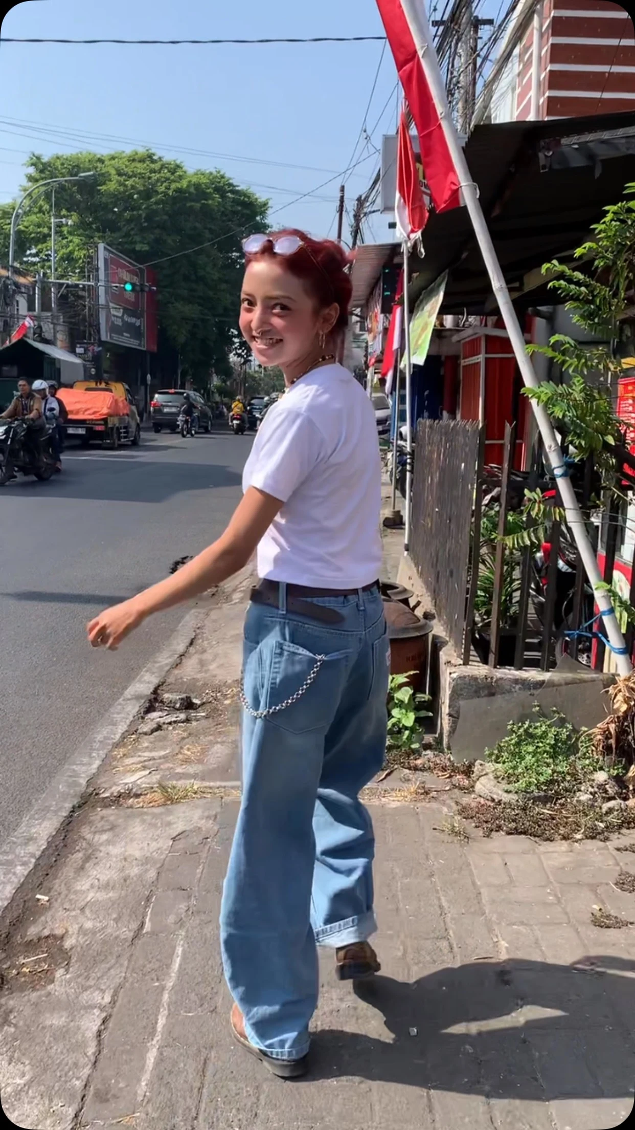 Light-wash baggy jeans, plain white short-sleeve crop t-shirt