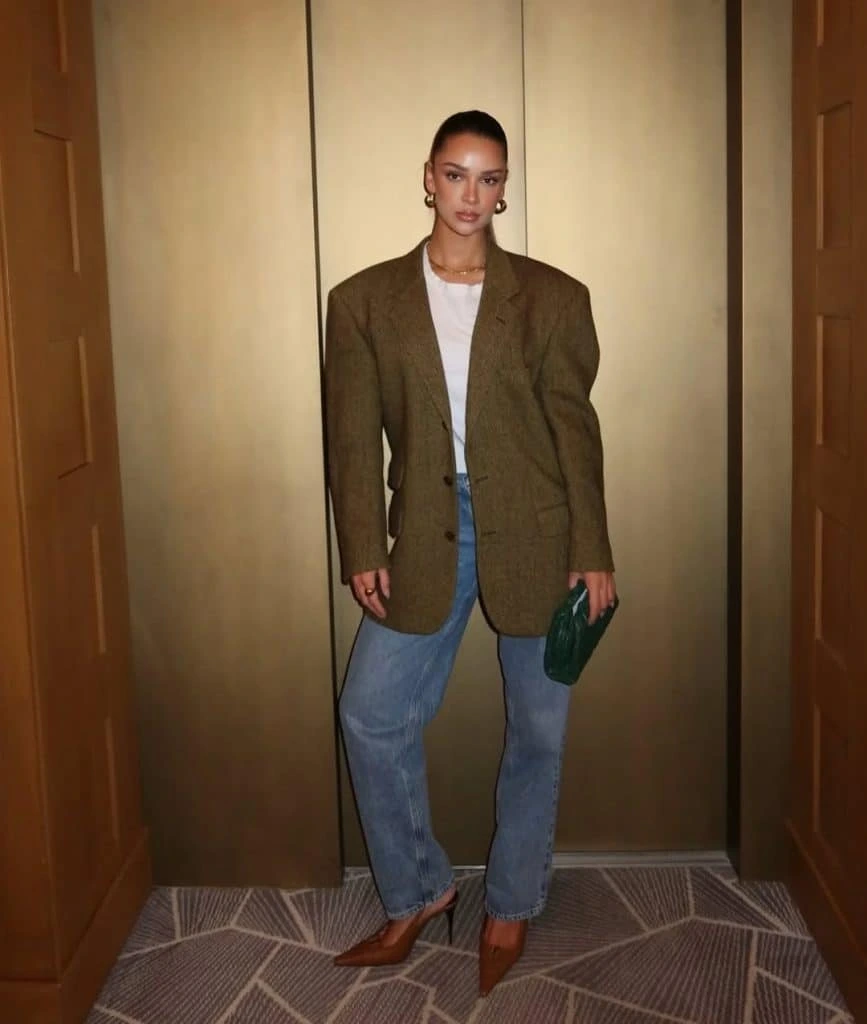 15- Oversized Blazer with Light-Wash Denim